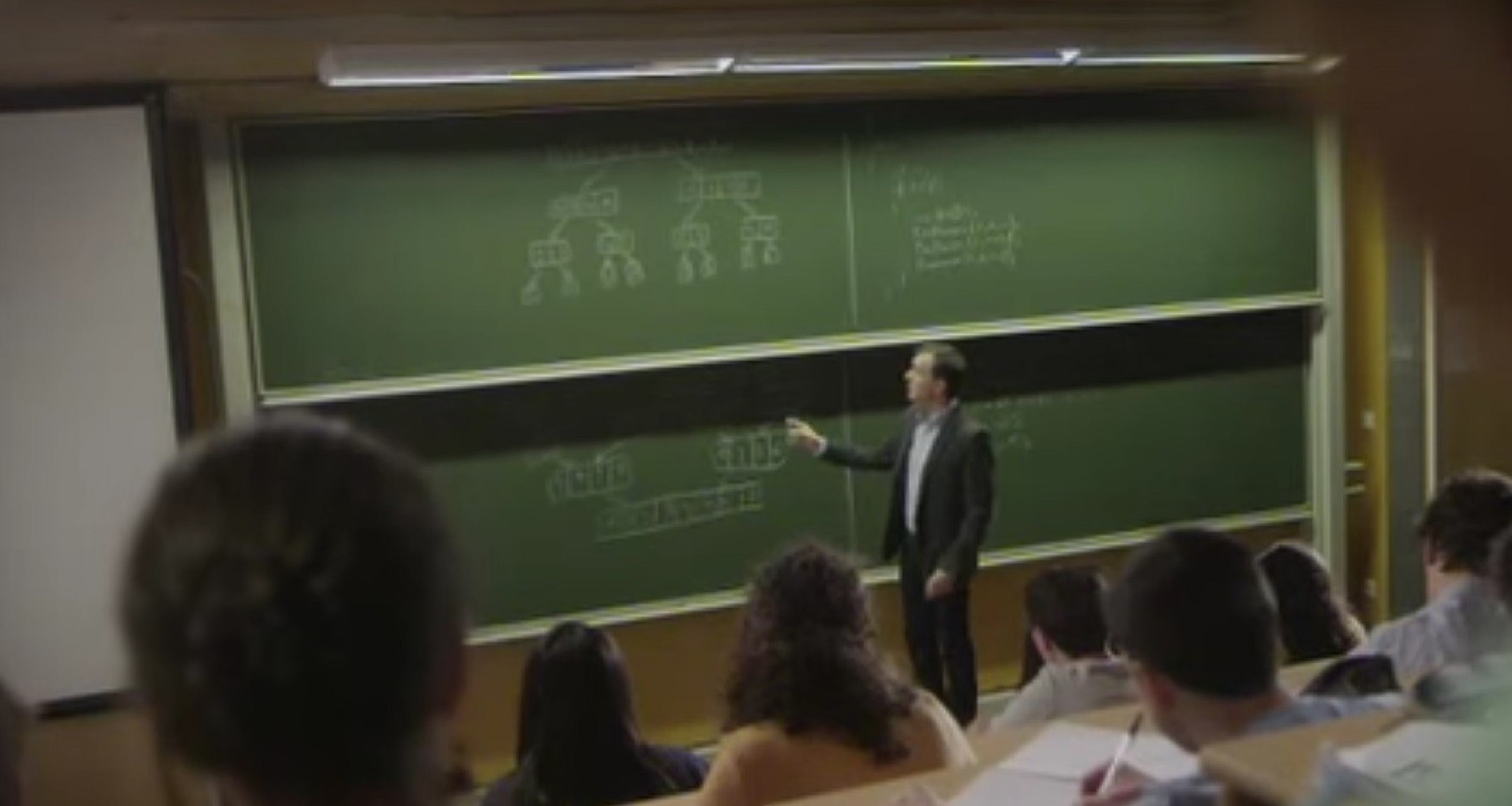 Cours de programmation dans un amphitheatre universitaire